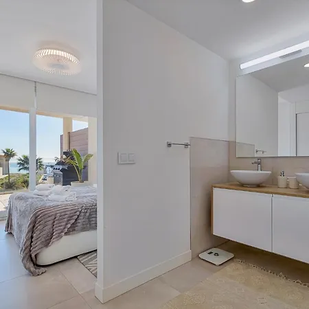 Apartment Lovely 3 Bedroom Next To Higueron Area.
