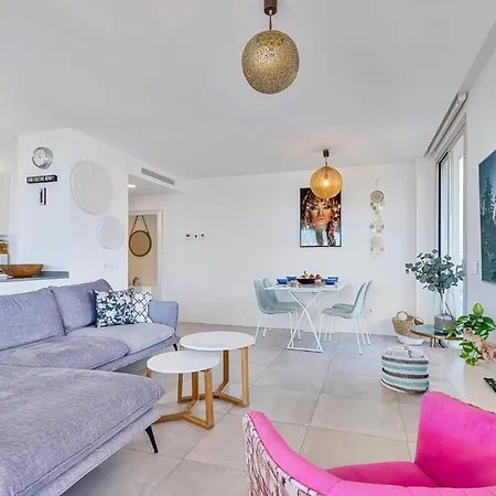 Lovely 3 Bedroom Next To Higueron Area. Apartment